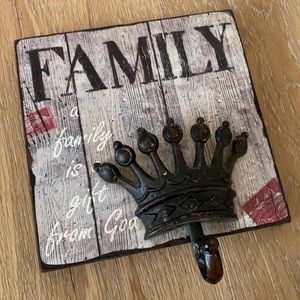 Family crown wall plaque (boutique)